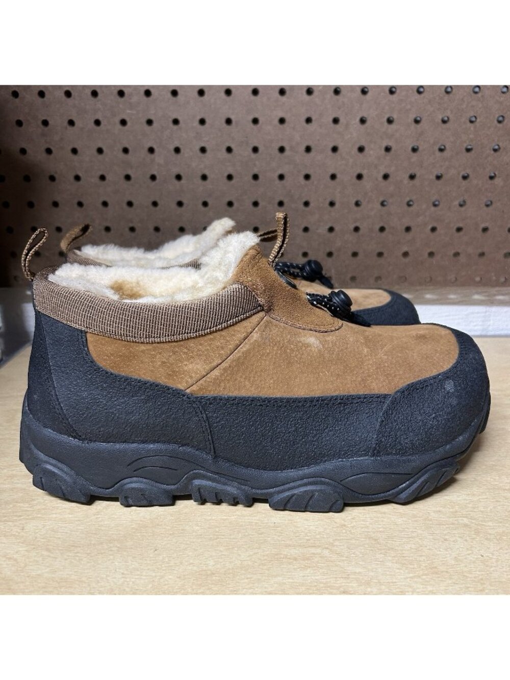 Cabela's Men's Size 11 Alaskan Guide Shearling Low Top Winter Hunting Boots